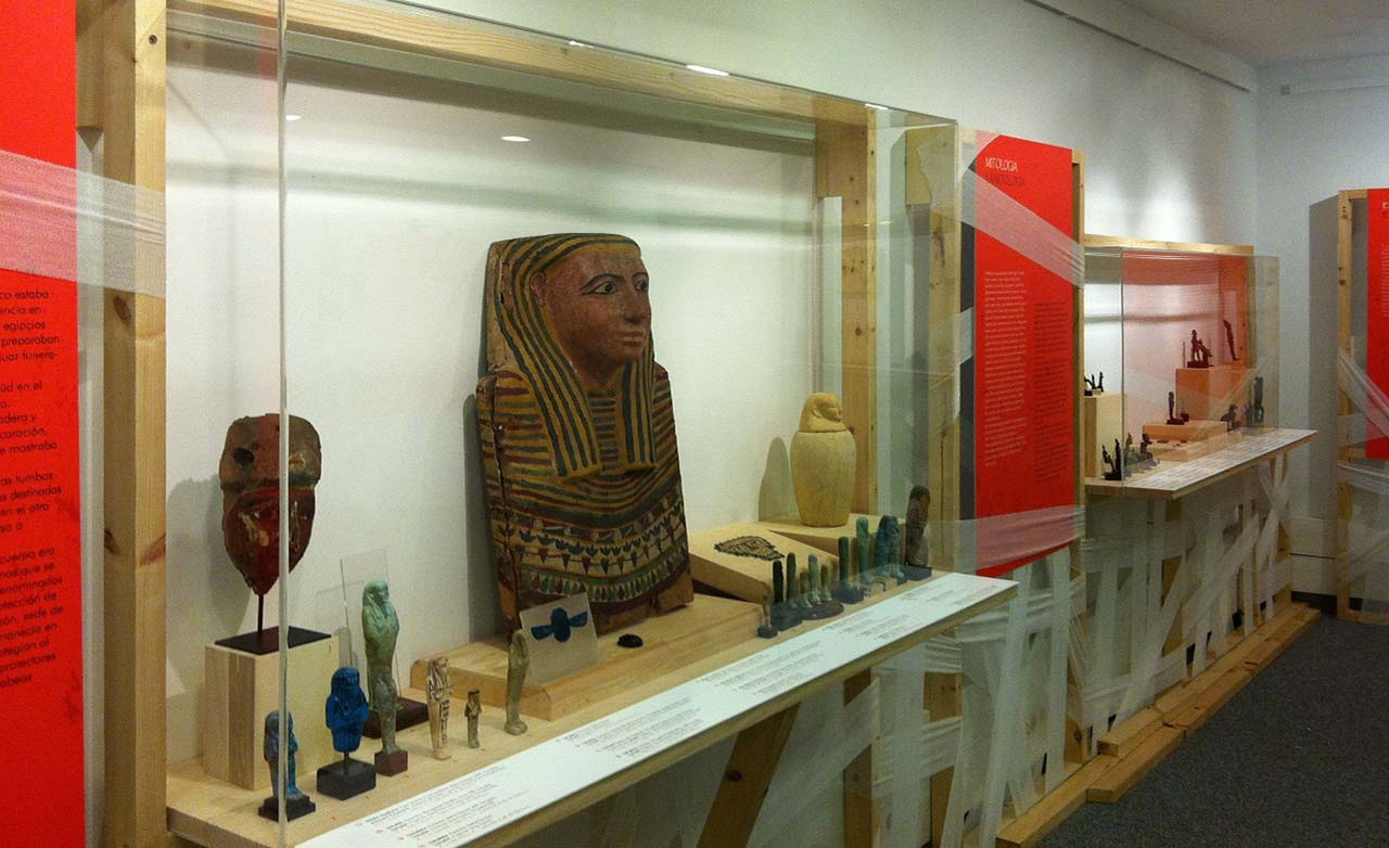 vitrinas expositoras y urnas de metacrilato a medida para exposiciones y colecciones